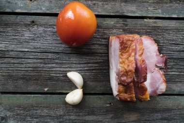 Çiğ et ve baharatlardan oluşan taze bir fileto ve tahta bir arka planda duran bir bıçak. Boşluğu kopyala.