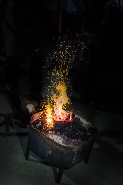 Leere Heiße Holzkohlegrill Mit Heller Flamme Auf Dem Schwarzen Hintergrund — Stockfoto