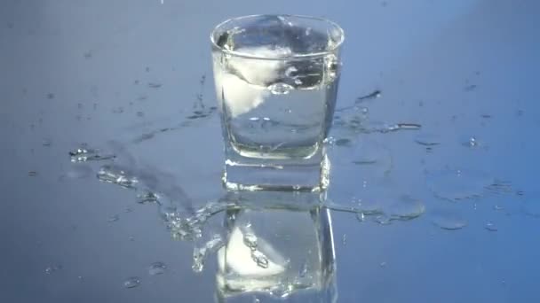 Tragere Macro Barmanul Pune Cuburi Gheață Cristal Într Pahar Timp — Videoclip de stoc