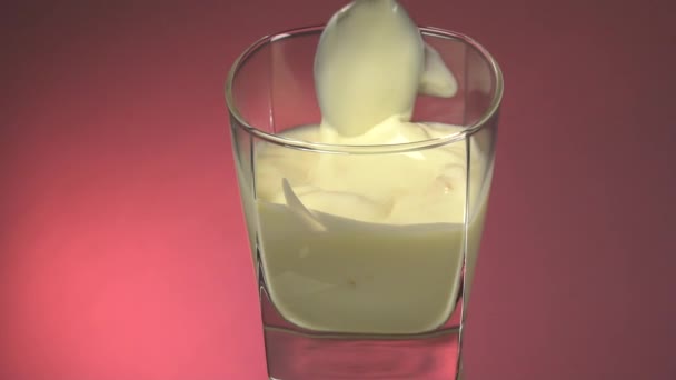 Stop Met Beweging Gieten Een Glas Verse Vegetarische Yoghurt Roer — Stockvideo