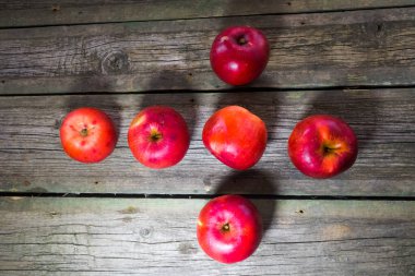 Ahşap arka planda kırmızı elmalar. Boşluğu kopyala.