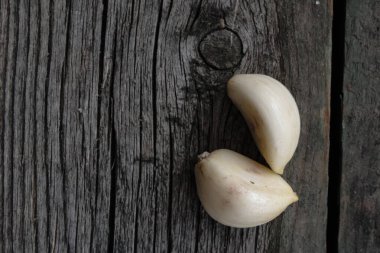 Eski el, lavanta çiçekleri, sarımsak, tahta kaşıklar ve meşe palamudu ile yapılmış kağıtlar.