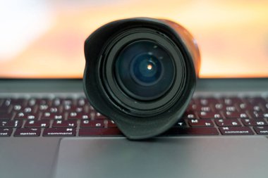 Bilgisayarlı fotoğraf makinesi lensi. Fotoğraf stüdyosu için ekipman.