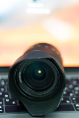 Bilgisayarlı fotoğraf makinesi lensi. Fotoğraf stüdyosu için ekipman.