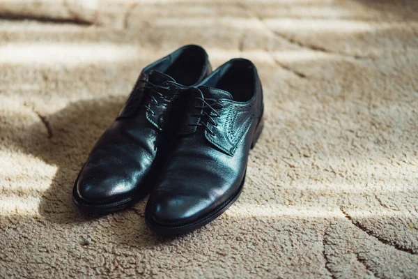 Açık gri ahşap arka plan erkek giyim ve aksesuarları seti