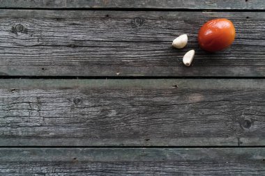 Eski el, lavanta çiçekleri, sarımsak, tahta kaşıklar ve meşe palamudu ile yapılmış kağıtlar.