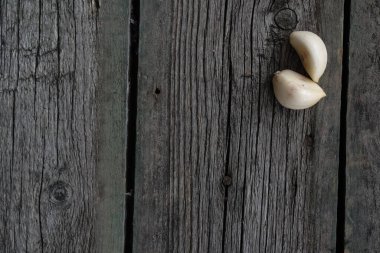 Eski el, lavanta çiçekleri, sarımsak, tahta kaşıklar ve meşe palamudu ile yapılmış kağıtlar.