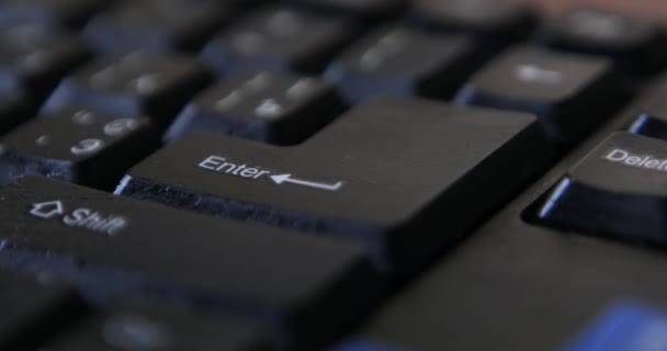 Mão Está Digitando Teclado Preto Uma Mesa Branca Com Luzes — Vídeo de Stock