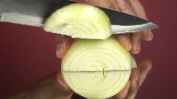 男は半分にタマネギをカット 料理はタマネギと野菜サラダを作る 男は料理に玉ねぎを追加 赤い鏡に — ストック動画