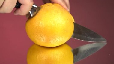 Greyfurt filetosu ve aynada kırmızı greyfurt ve aynada kırmızı arkaplan.