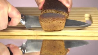 Ekmeğin ön görüntüsü. İnsanlar ekmeğin iç kısmını göstermek için ekmeğin ön kısmını keserler. Ekmek deseni, aynada.