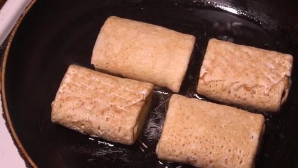 Faire Frire Les Crêpes Avec Des Garnitures Sur Une Poêle — Video