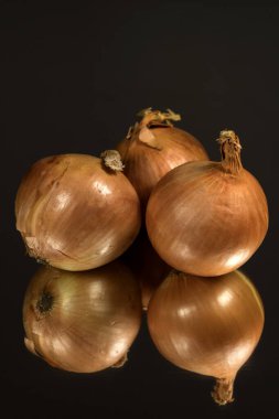 Aynadaki arka planda üç tam soğan