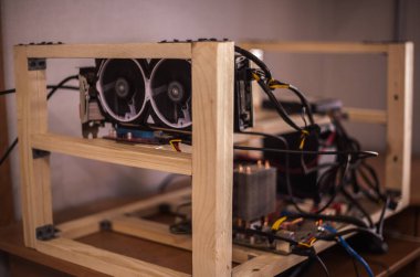 Elektronik para elde etmek için bir çiftliğe bağlı video kartları. Yakın plan. Odaklanamıyorum. Bulanık