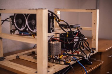 Elektronik para elde etmek için bir çiftliğe bağlı video kartları. Yakın plan. Odaklanamıyorum. Bulanık