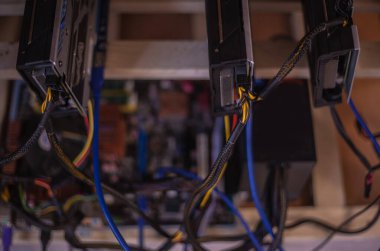 Elektronik para elde etmek için bir çiftliğe bağlı video kartları. Yakın plan. Odaklanamıyorum. Bulanık