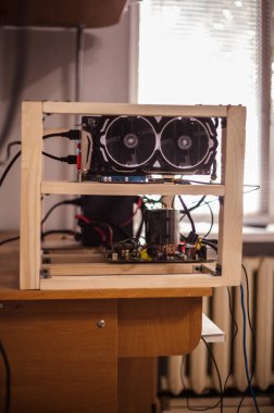 Elektronik para elde etmek için bir çiftliğe bağlı video kartları. Yakın plan. Odaklanamıyorum. Bulanık