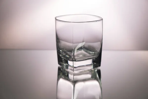 Glas Whisky Auf Spiegeltisch Horizontales Bild Mit Kopierraum Grauer Hintergrund — Stockfoto
