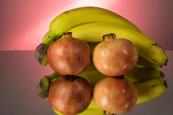 Κίτρινες Μπανάνες Και Κόκκινο Ρόδι Στο Τραπέζι Καθρεφτισμού Οδοντική Εικόνα — Φωτογραφία Αρχείου