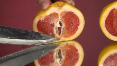 Greyfurt filetosu ve aynada kırmızı greyfurt ve aynada kırmızı arkaplan.