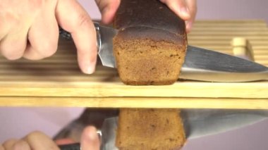 Ekmeğin ön görüntüsü. İnsanlar ekmeğin iç kısmını göstermek için ekmeğin ön kısmını keserler. Ekmek deseni, aynada.