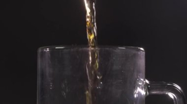 Barmen bardağa köpüklü bira dolduruyor. Karanlık bir arka planda