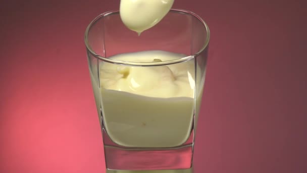 Versando Bicchiere Yogurt Vegetariano Fresco Mescolare Yogurt Con Cucchiaio Latte — Video Stock