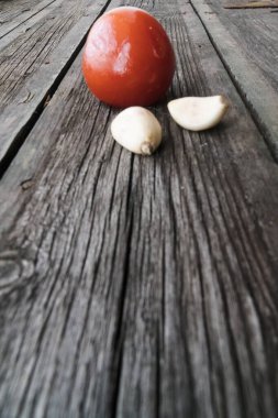 Eski el, lavanta çiçekleri, sarımsak, tahta kaşıklar ve meşe palamudu ile yapılmış kağıtlar.