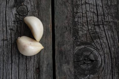 Eski el, lavanta çiçekleri, sarımsak, tahta kaşıklar ve meşe palamudu ile yapılmış kağıtlar.