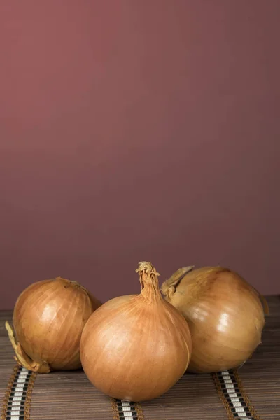 Bambu Tahtada Soğan Kırmızı Arka Plan — Stok fotoğraf