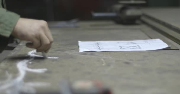 Kaynakçı Taşlama Yakın Çekim Modern Ekipman Kullanarak Çelik Demir Pürüzsüzler — Stok video
