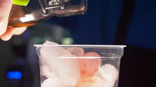 Bebida Rosa Cámara Lenta Verter Maravillosamente Vaso Con Hielo Rodajas — Vídeos de Stock