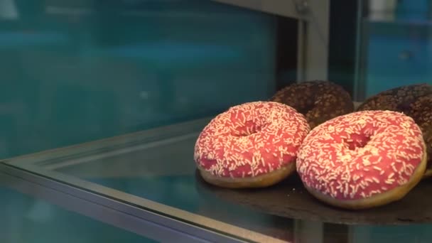 Perto Alguns Deliciosos Donuts Expostos Uma Vitrine — Vídeo de Stock