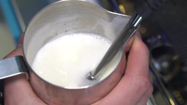 Додавання Кави Свіжої Кави Машини Еспресо Чашки Білої Кави Паровим — стокове відео