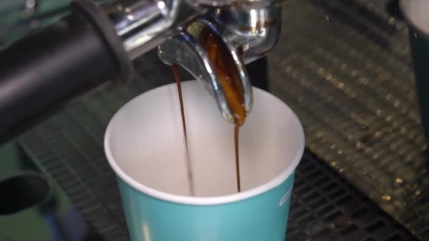 Προσθήκη Στιγμιότυπου Φρέσκου Καφέ Από Μηχανή Espresso Λευκό Φλιτζάνι Καφέ — Αρχείο Βίντεο