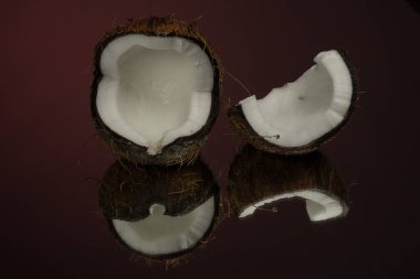 Kırmızı arka planda hindistan cevizi. Koyu ayna arkaplanı