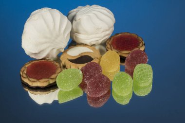 Mavi aynalı arka planda reçelli kek. Şekerleme