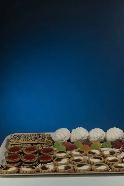 Donuts Caixa Sortimento Bolos Com Chocolate Engarrafamento Marmelada Sopros Marshmallows — Fotografia de Stock