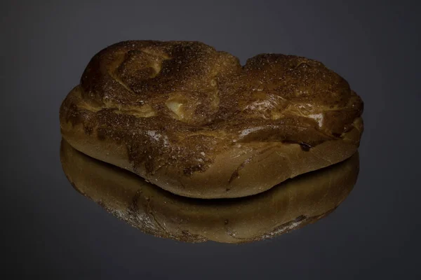 黑镜背景上有罂粟籽的面包 分摊款包 — 图库照片