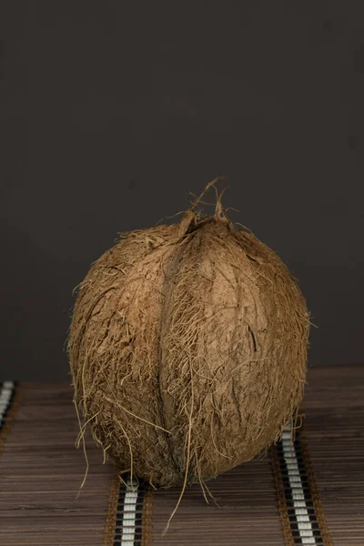 Coco Nuez Entero Sobre Fondo Madera Bambú — Foto de Stock
