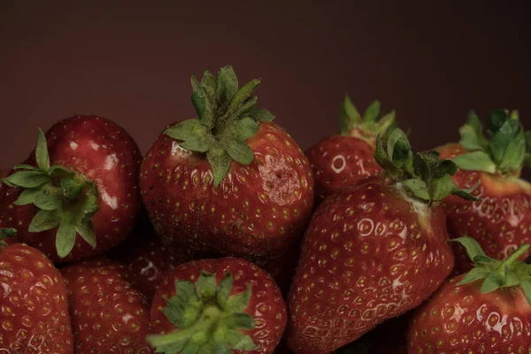 Eine Handvoll Reife Erdbeeren Auf Spiegelgrund Nahaufnahme Erdbeeren Sind Vitaminreich — Stockfoto