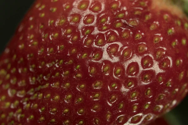 Makroaufnahme Einer Erdbeere Auf Einem Spiegelschwarzen Hintergrund — Stockfoto