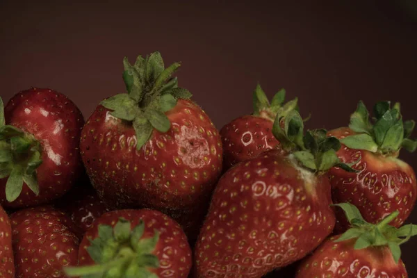 Eine Handvoll Reife Erdbeeren Auf Spiegelgrund Nahaufnahme Erdbeeren Sind Vitaminreich — Stockfoto