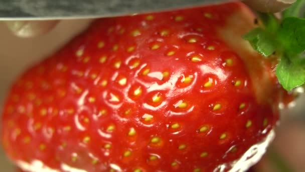 Une Femelle Coupe Des Fraises Sur Une Planche Bois Tranchage — Video