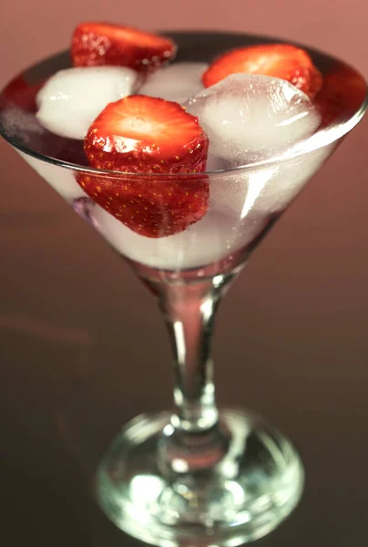 Kalter Cocktail Mit Eis Und Erdbeerkernen Spiegelroter Hintergrund — Stockfoto