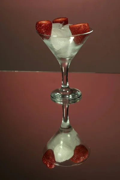 Vaso Martini Alto Con Trozos Hielo Fresas Espejo Fondo Rojo —  Fotos de Stock