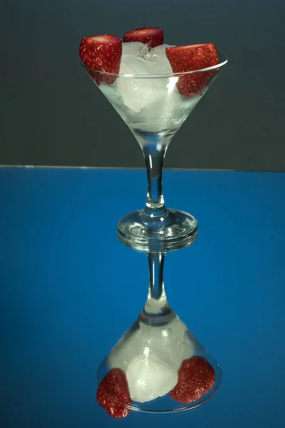 Vaso Martini Alto Con Trozos Hielo Fresas Espejo Fondo Azul — Foto de Stock