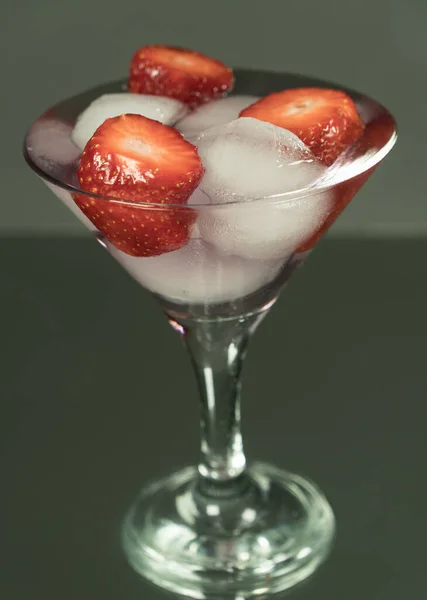 Kalter Cocktail Mit Eis Und Erdbeerkernen Spiegel Dunkler Hintergrund — Stockfoto