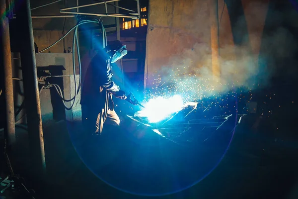 Schweißer lässt Metallfunken fliegen — Stockfoto