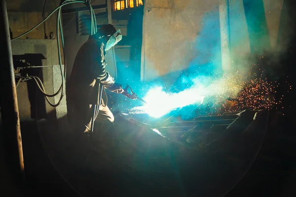 Welder brews metal sparks fly — Stock Photo, Image